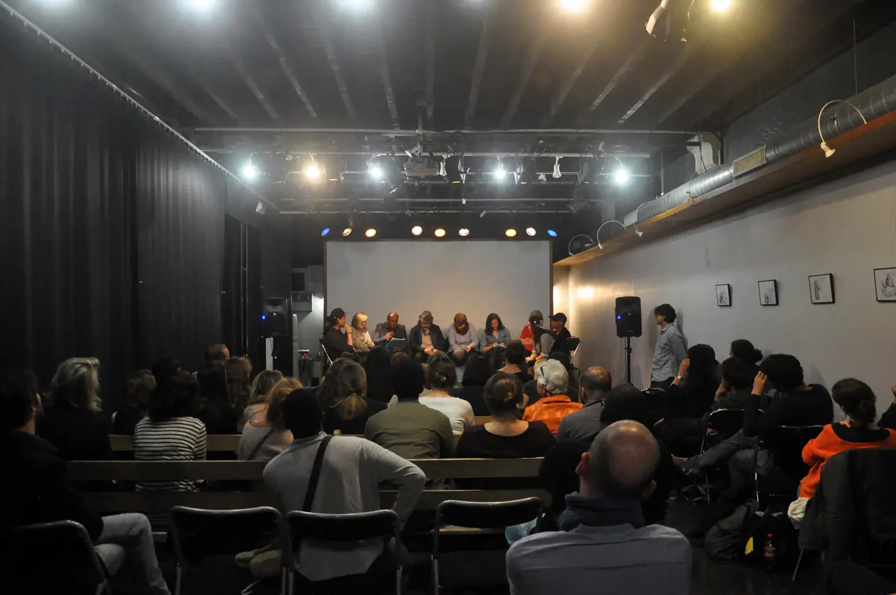 Public et intervenants réunis lors du ciné-forum Contrast-Capdroits à la Ferme du Vinatier.
