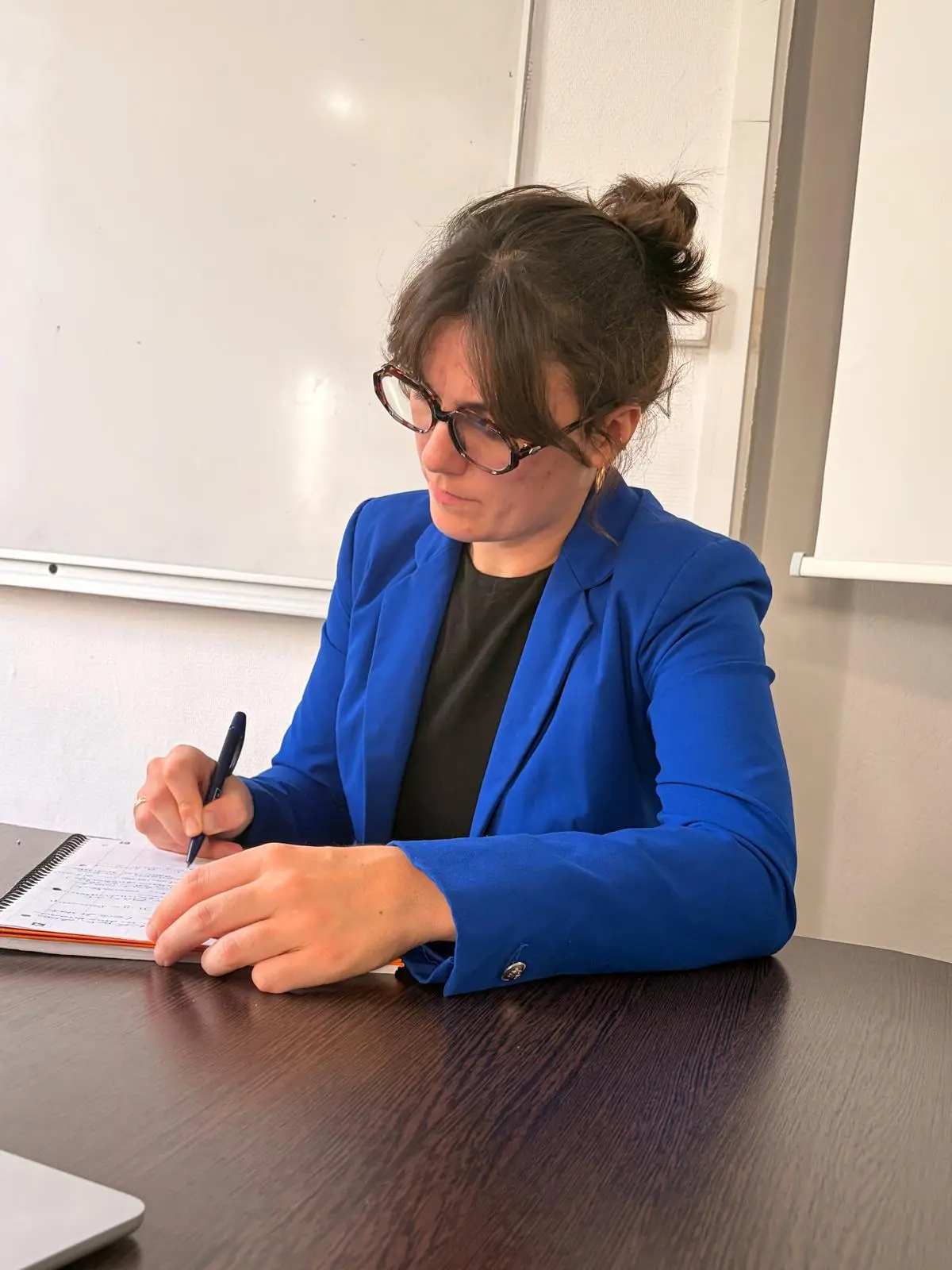 Manon Monvoisin prend des notes lors de la journée AUVI du 11 septembre 2026.